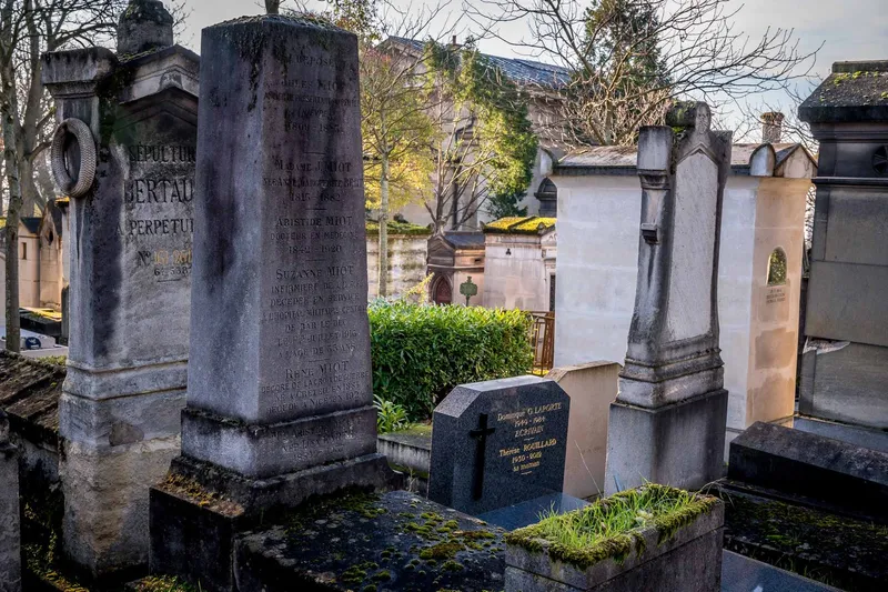 Photographie : la haute stèle de la tombe de Jules Miot