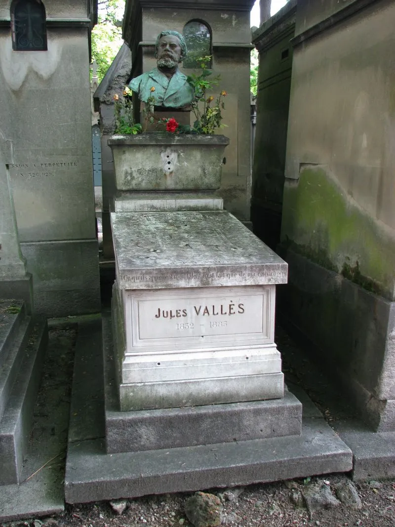Tombe de Jules Vallès, écrivain, directeur du "Cri du Peuple" ; 60 000 personnes assistent à ses obsèques