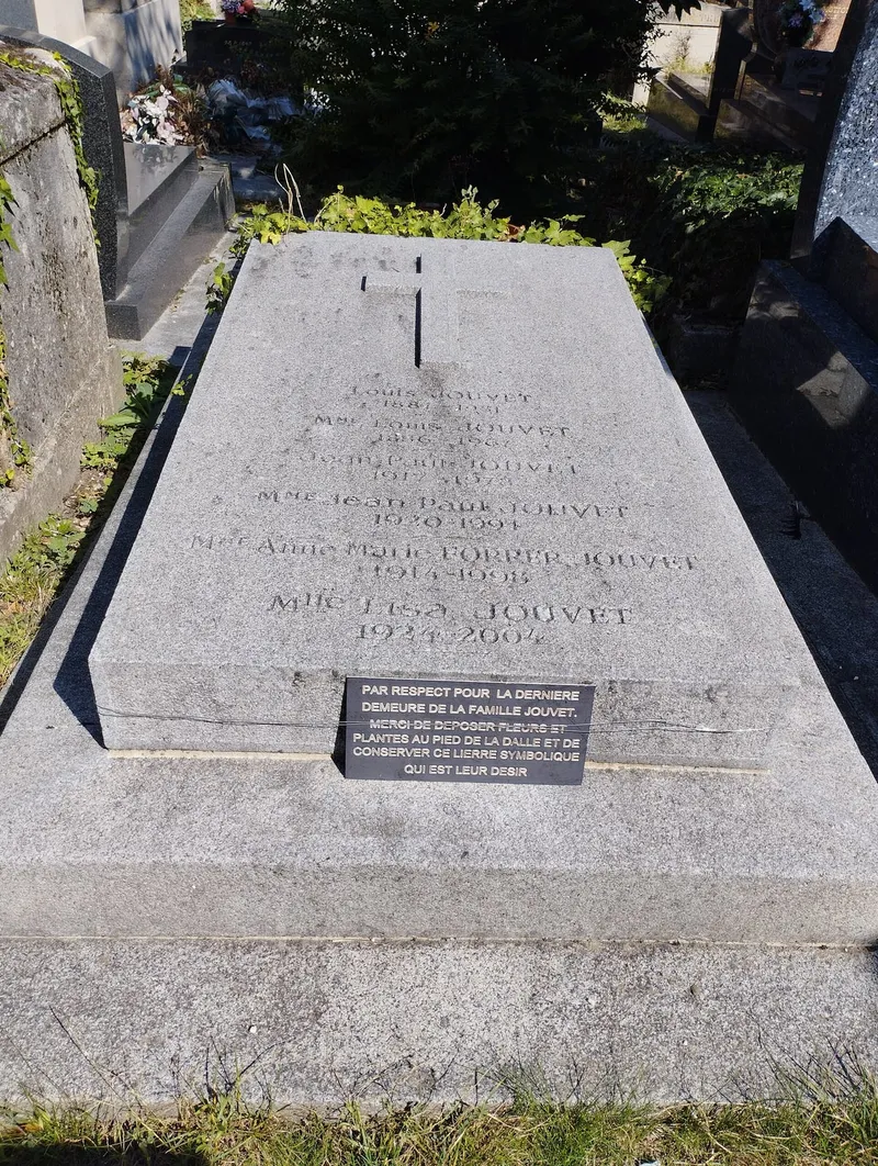 Photographie : la dalle de granit de la tombe de Louis Jouvet