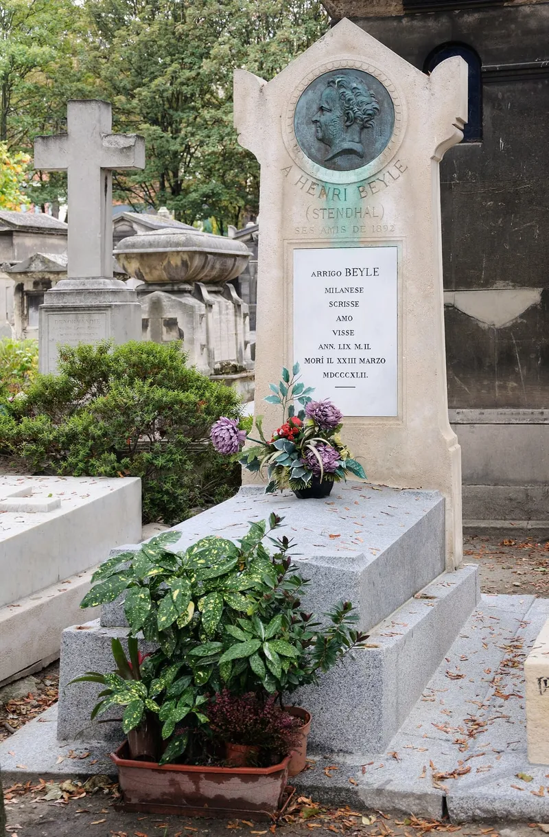 Photographie : la stèle de Stendhal, avec son médaillon et son épitaphe italienne