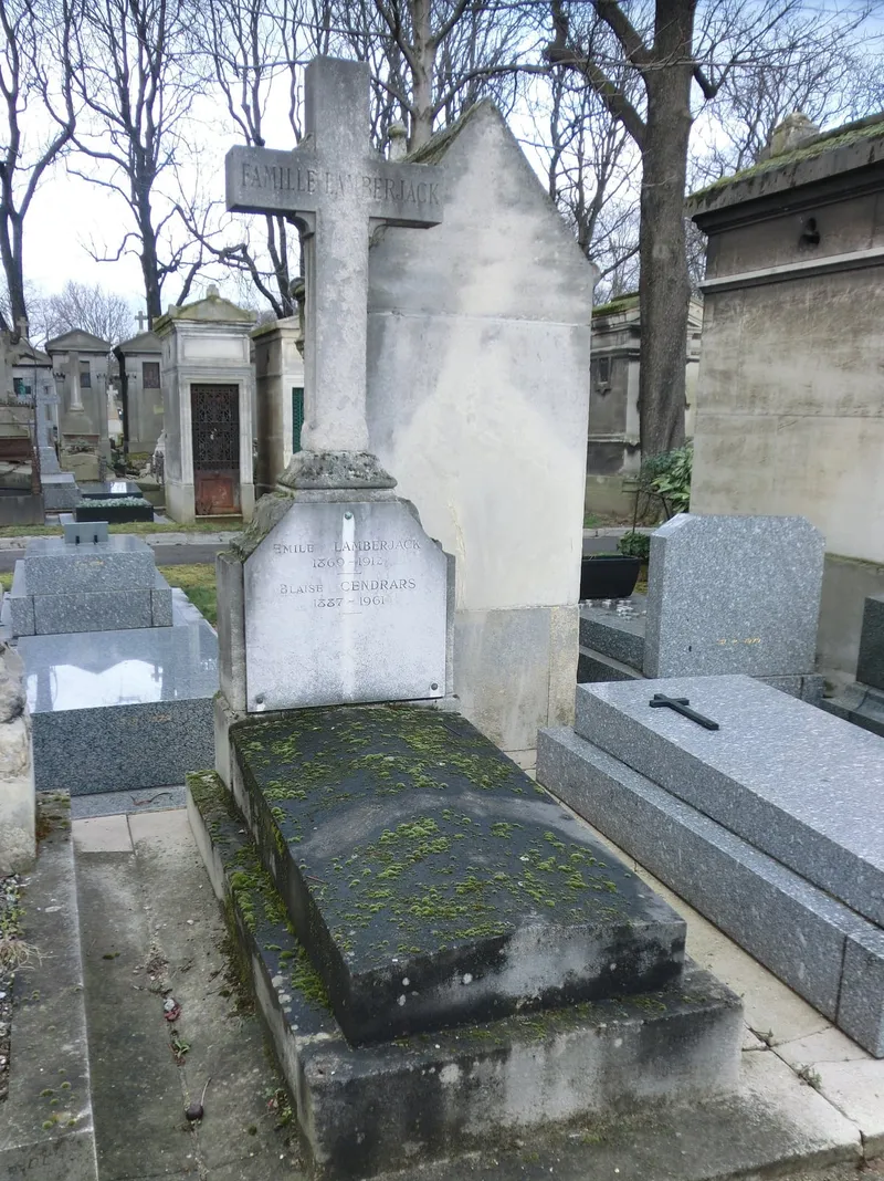 Photographie : la tombe de Blaise Cendrars au cimetière des Batignolles