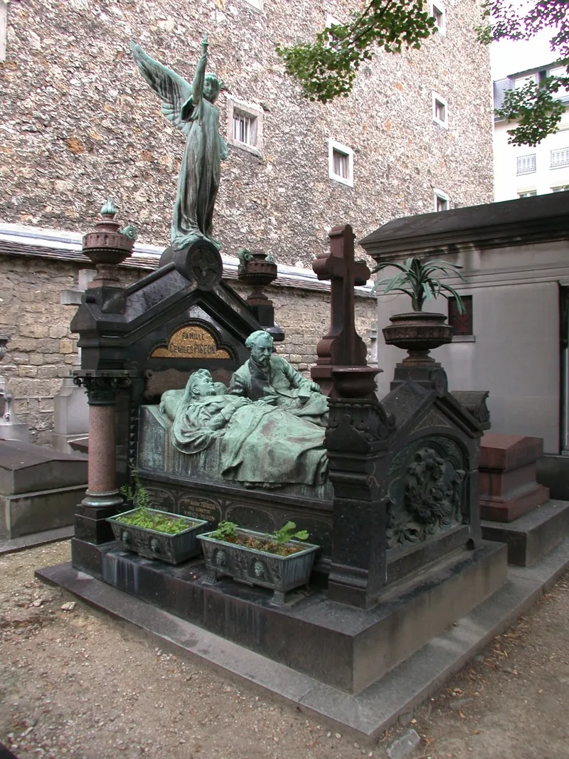 Photographie : le monument de bronze de la famille Pigeon, le couple étendu sur un lit