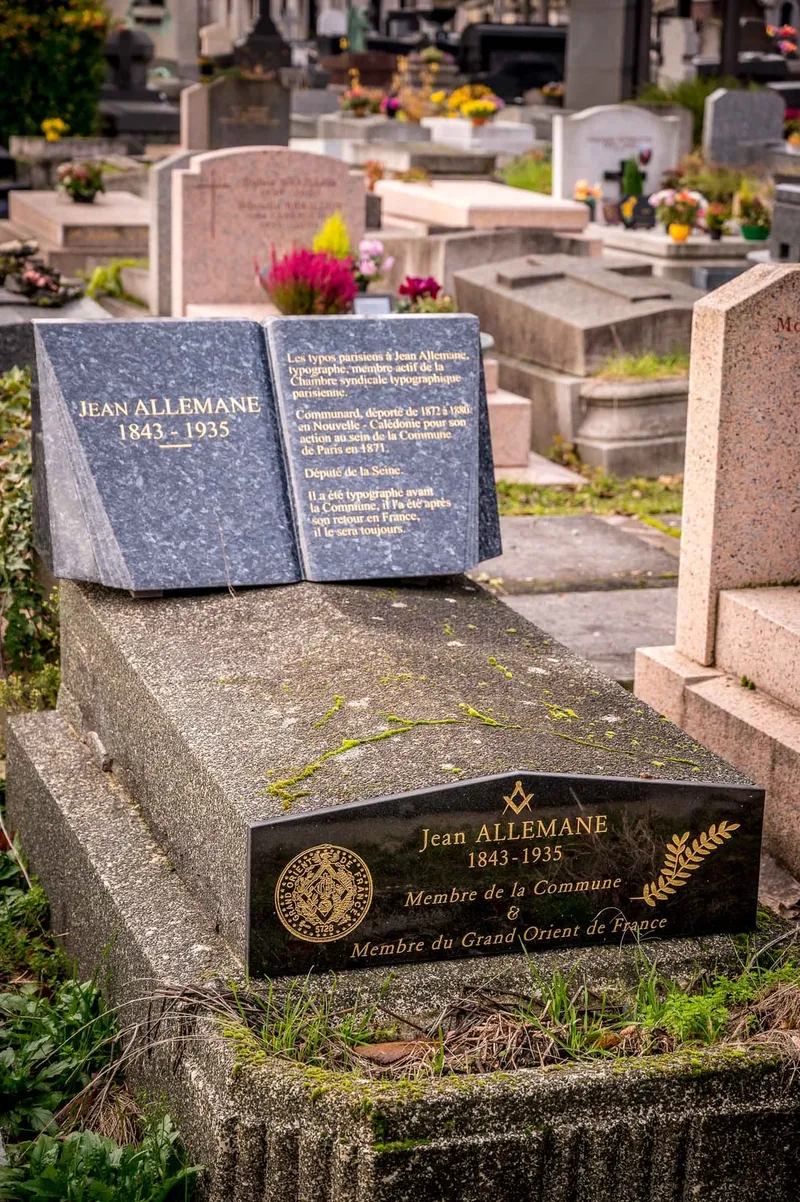 Photographie : la tombe de Jean Allemane et sa plaque en forme de livre ouvert