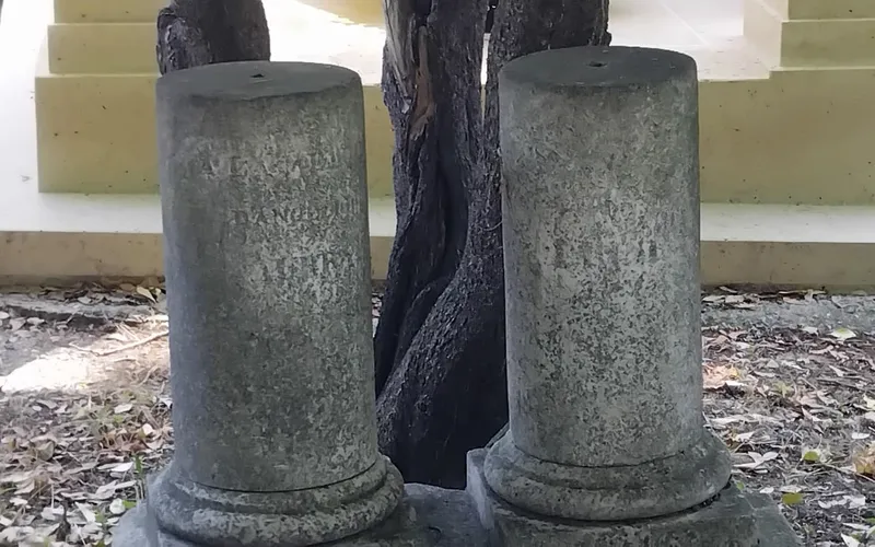 Photographie : les deux petites colonnes de la tombe de Thérèse Aubry