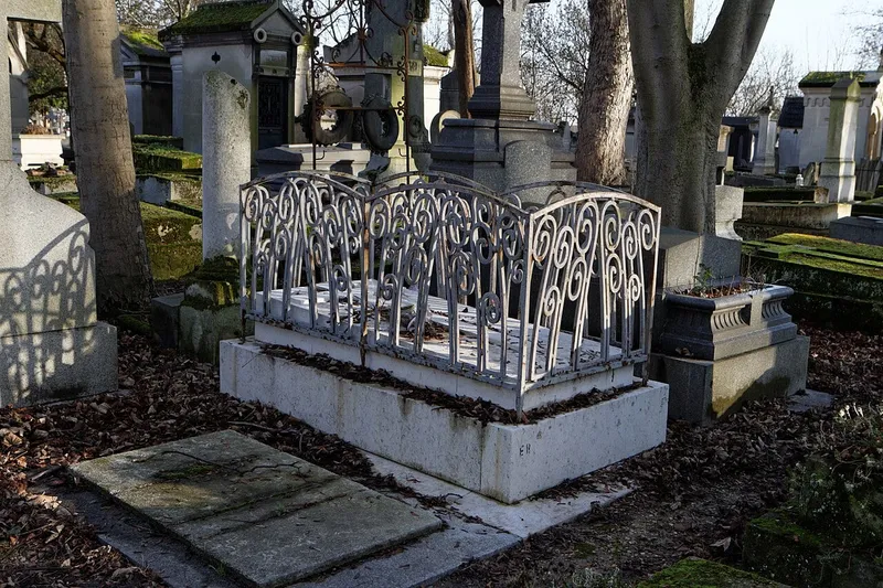 Photographie : la tombe de la famille Daudet, entourée d'une balustrade