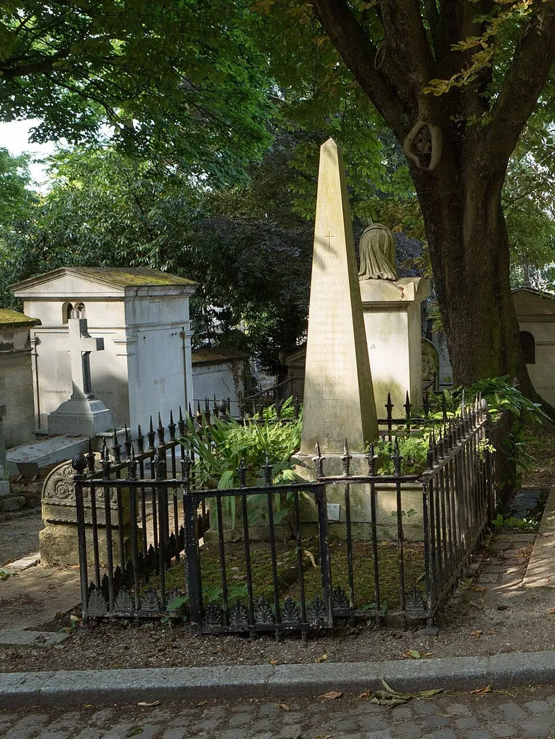 Photographie : l'obélisque de la tombe de la famille Hugo, entouré d'une grille