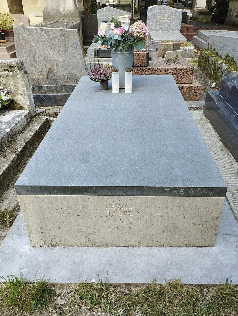 Photographie : la tombe de Lewis Baltz au cimetière de Montmartre