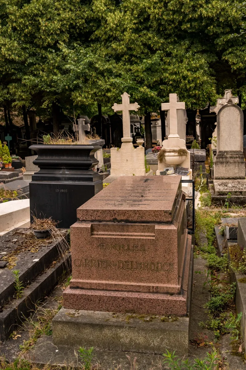 Photographie : la tombe de granit rose où se lit le nom de Delbrouck, au cimetière du Montparnasse