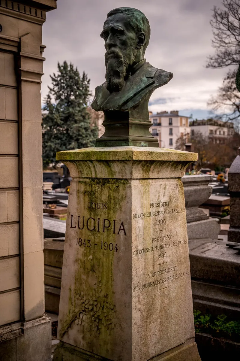 Photographie : le buste de bronze de Louis Lucipia sur sa tombe