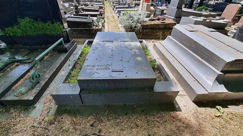 Photographie : la tombe de Lucien Boyer au cimetière des Batignolles