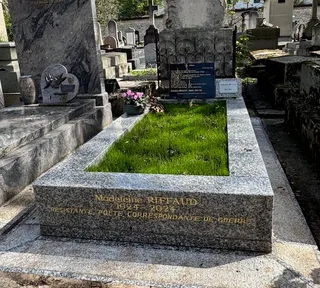 Photographie : la tombe de Madeleine Riffaud au cimetière du Montparnasse
