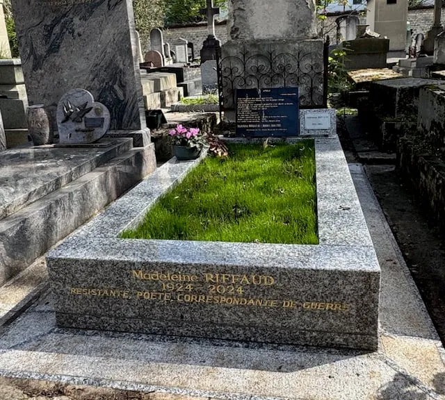 Photographie : la tombe de Madeleine Riffaud au cimetière du Montparnasse