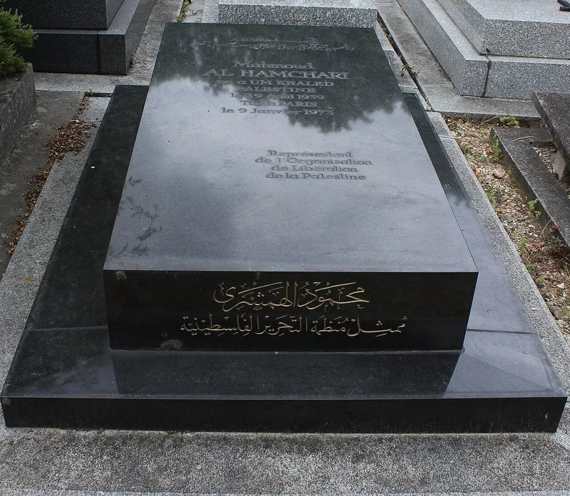 Photographie : la dalle noire de la tombe de Mahmoud Hamchari, gravée en arabe et en français