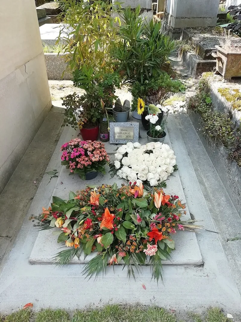Photographie : la tombe de Manu Dibango au cimetière du Père-Lachaise