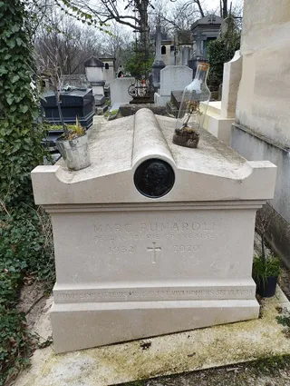 Photographie : la tombe de Marc Fumaroli au cimetière du Père-Lachaise