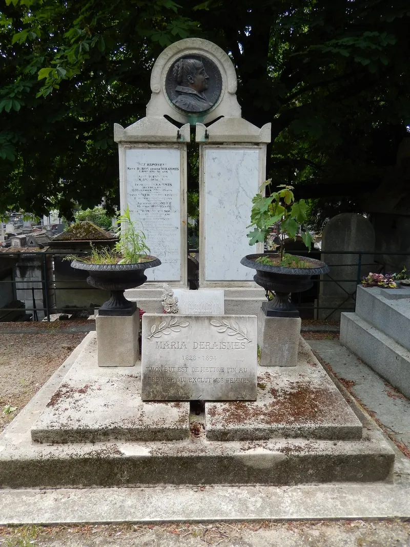 Photographie : la tombe de Maria Deraismes, stèle double ornée d'un médaillon