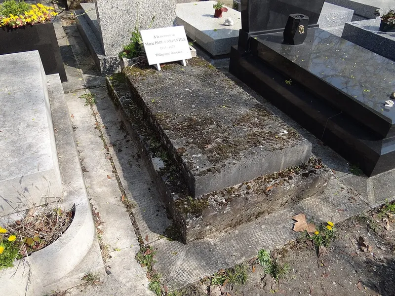 Photographie : la tombe de Marie Pape-Carpentier au cimetière du Montparnasse