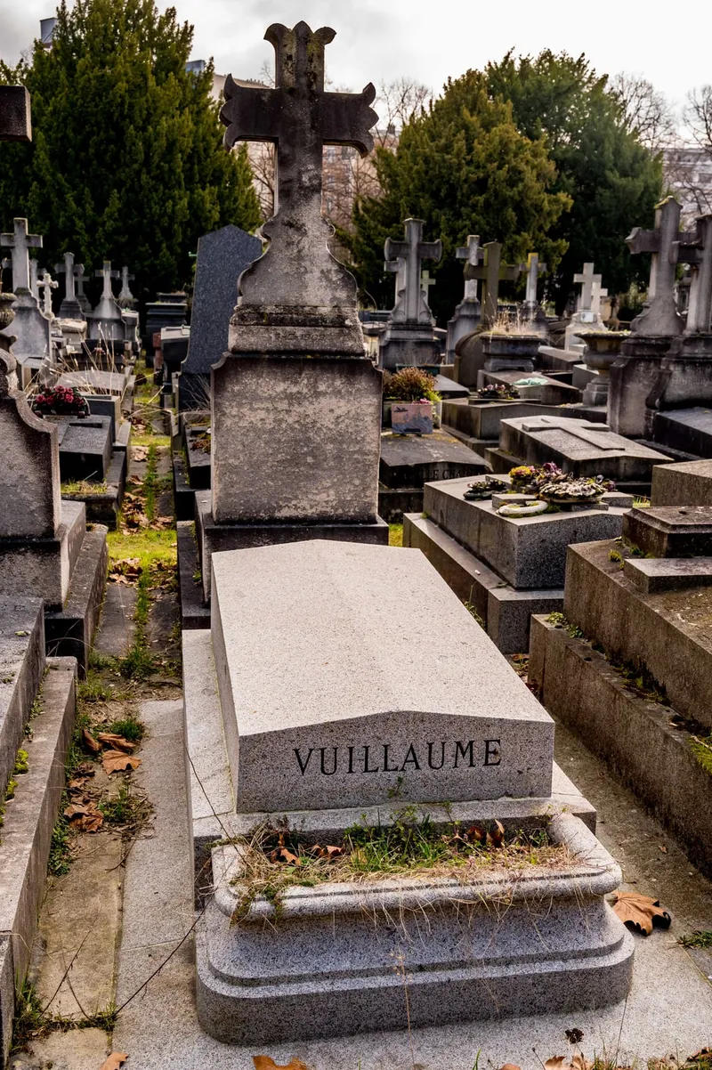 Photographie : la tombe claire gravée « Vuillaume » au cimetière du Montparnasse