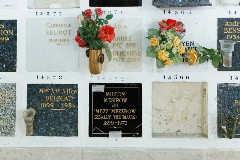 Photographie : la tombe de Mezz Mezzrow au cimetière du Père-Lachaise