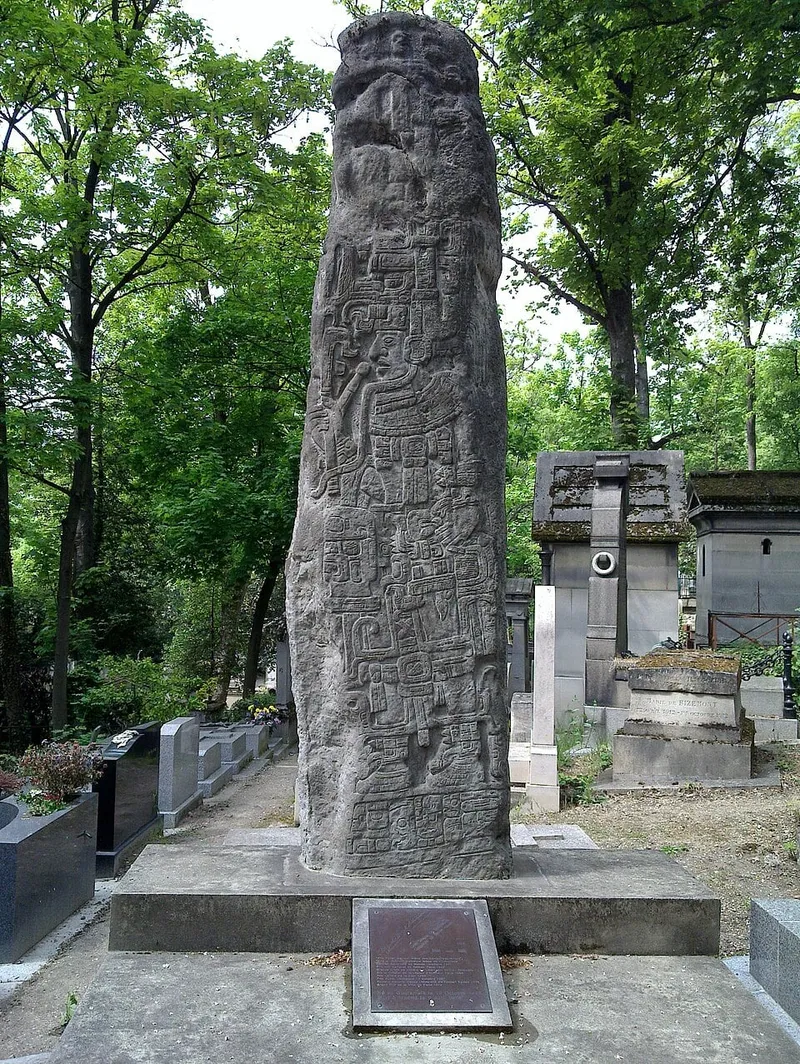 Photographie : la tombe de Miguel Ángel Asturias au cimetière du Père-Lachaise