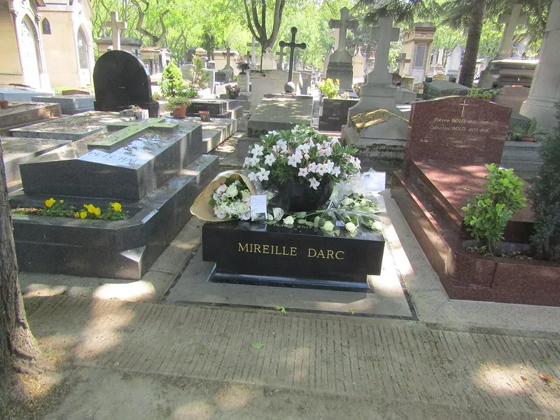 Photographie : la tombe de Mireille Darc au cimetière du Montparnasse