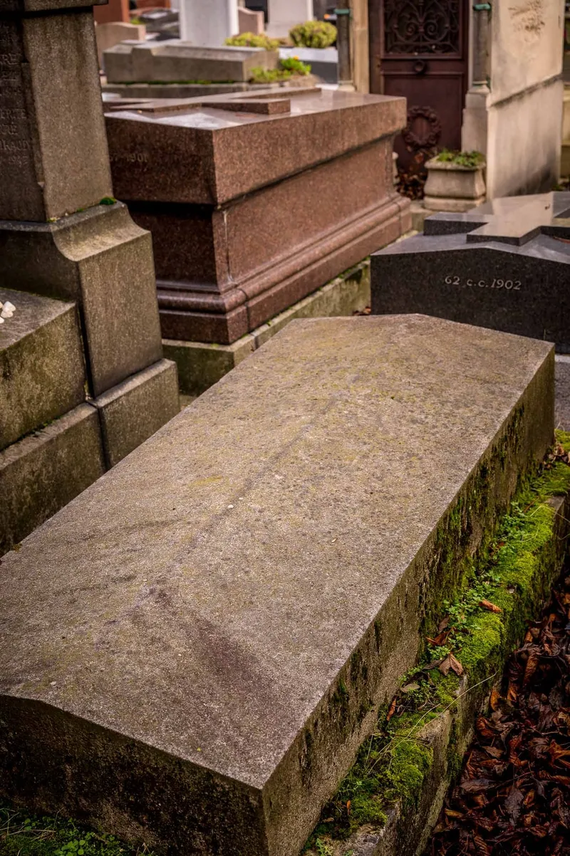Photographie : la dalle de granit de la tombe de Paschal Grousset