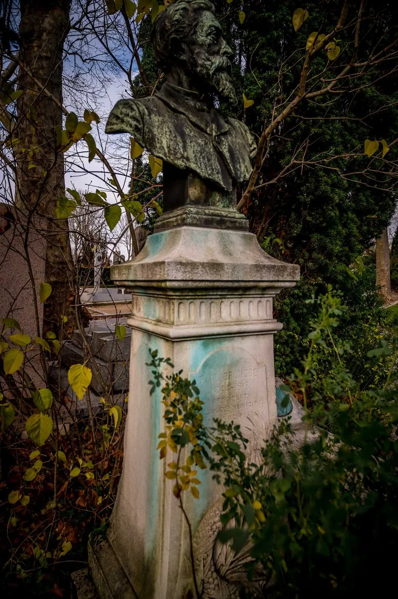 Photographie : la tombe de Paul Brousse, surmontée de son buste
