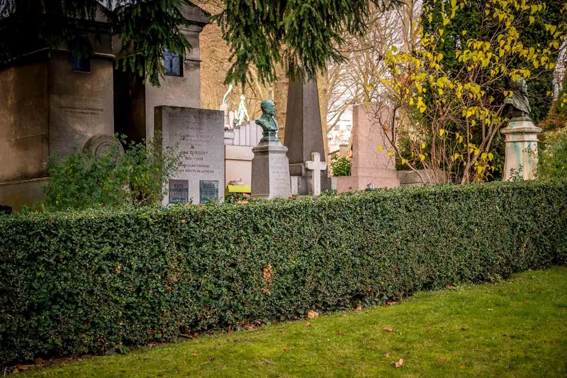 Photographie : les tombes de la 76e division, face au Mur des Fédérés, où reposent Paul et Laura Lafargue