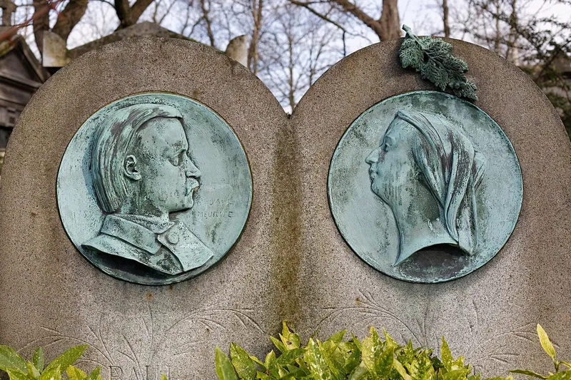 Photographie : les deux médaillons de bronze de la tombe de Paul Meurice et de sa femme