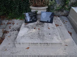 Photographie : la tombe de Pierre Cardin au cimetière de Montmartre