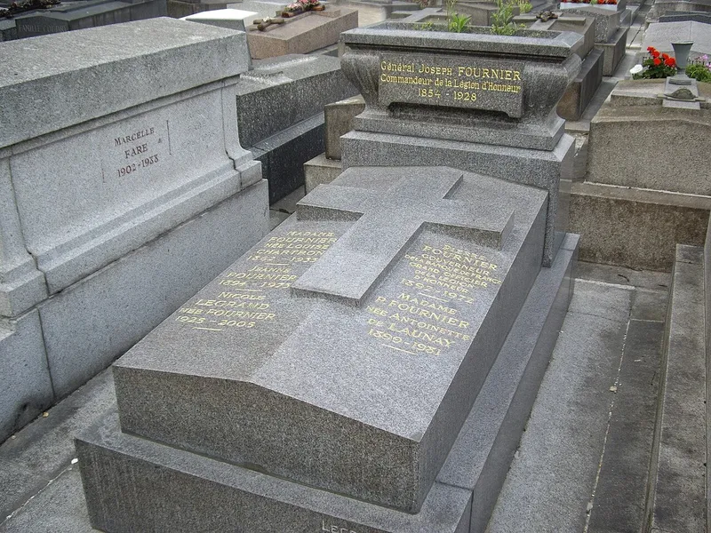 Photographie : la tombe de Pierre-Eugène Fournier au cimetière des Batignolles