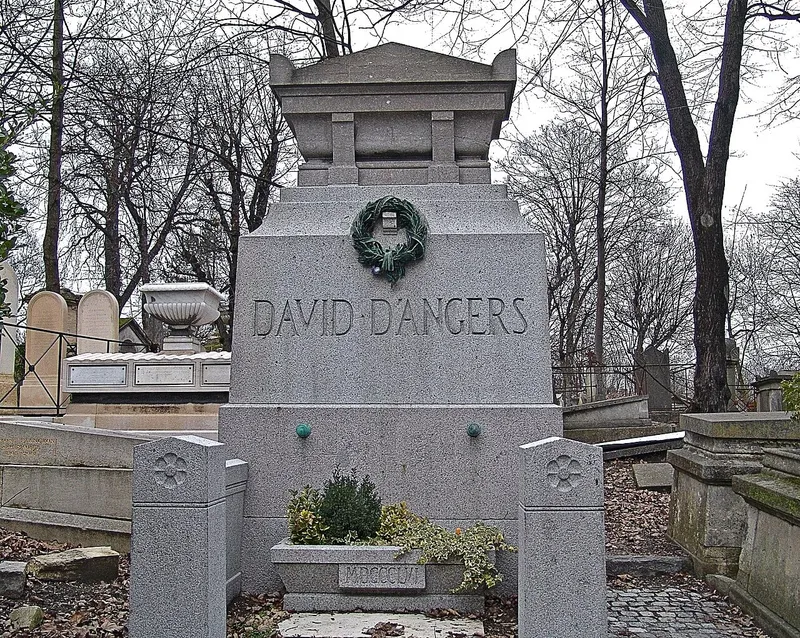 Photographie : la tombe de Pierre-Jean David d'Angers au cimetière du Père-Lachaise