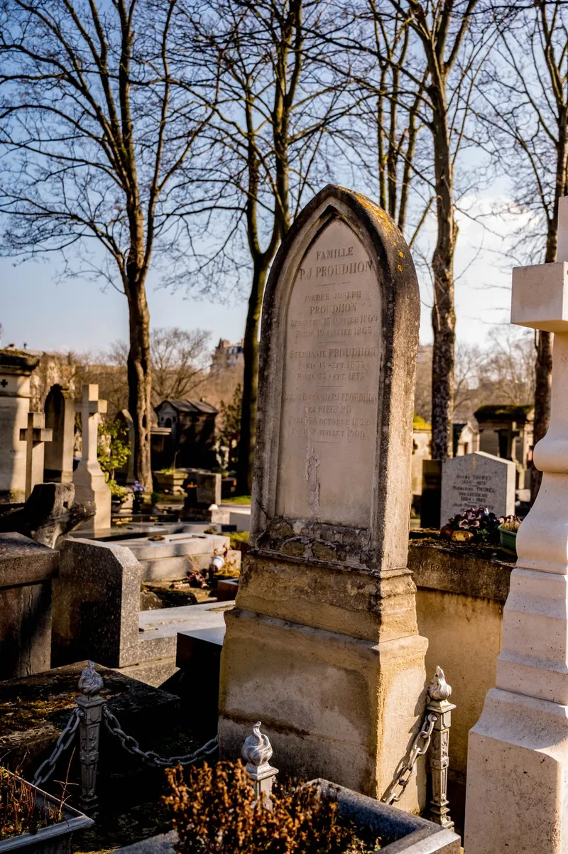 Photographie : la haute stèle en ogive de la tombe de Pierre-Joseph Proudhon