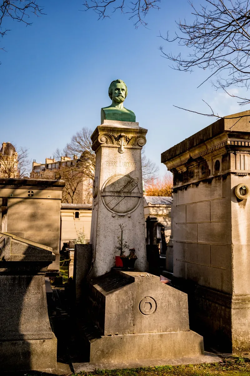 Photographie : le buste en bronze de Pierre Larousse au sommet de sa tombe