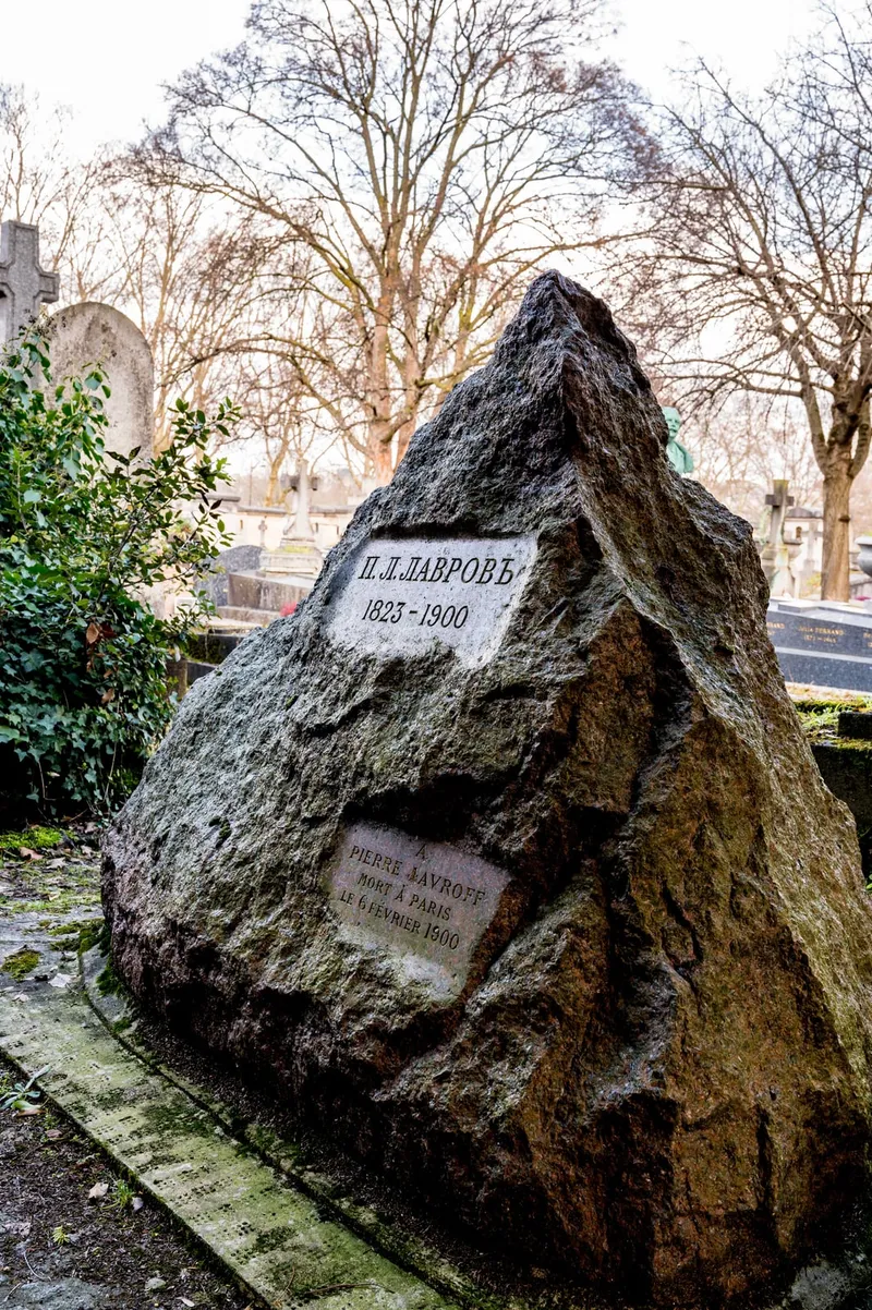 Photographie : le bloc de pierre brute et la plaque « P. Lavroff 1823-1900 »