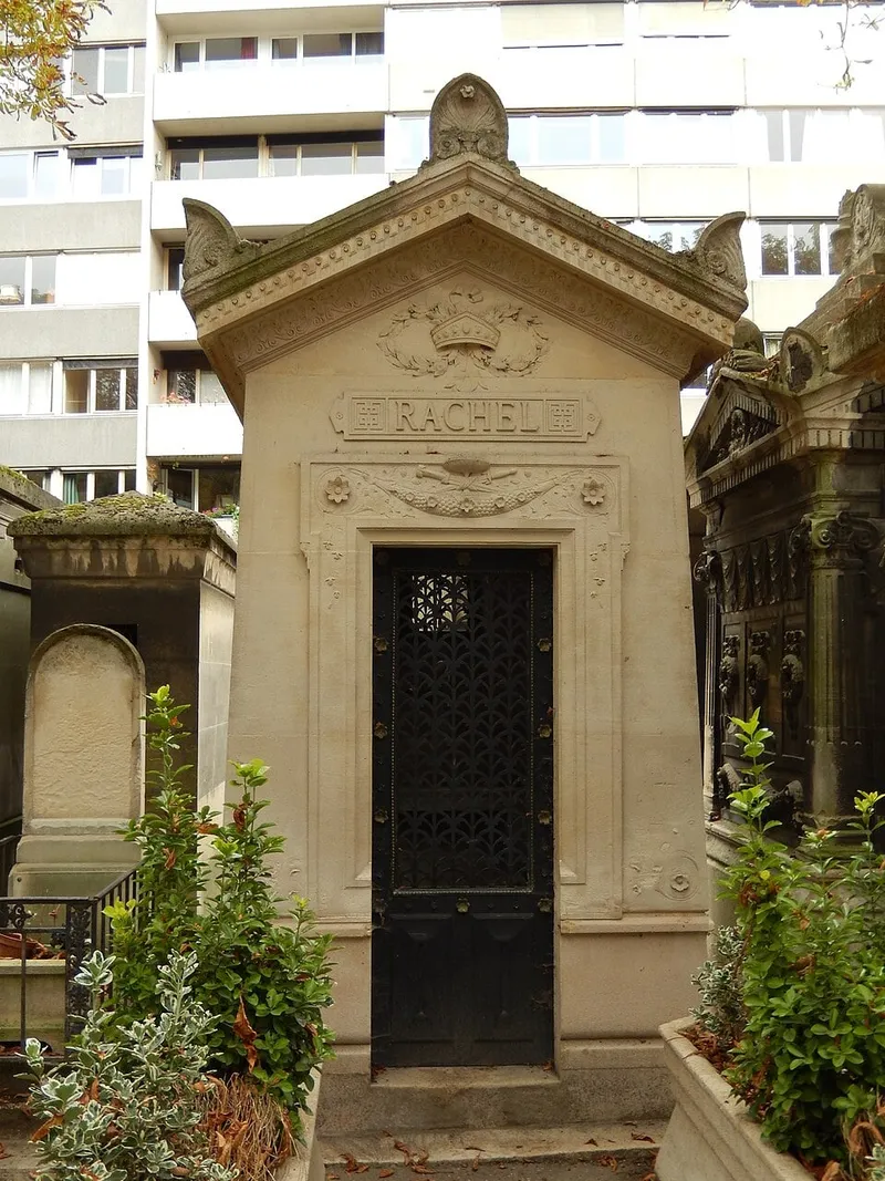 Photographie : la tombe de Rachel au cimetière du Père-Lachaise