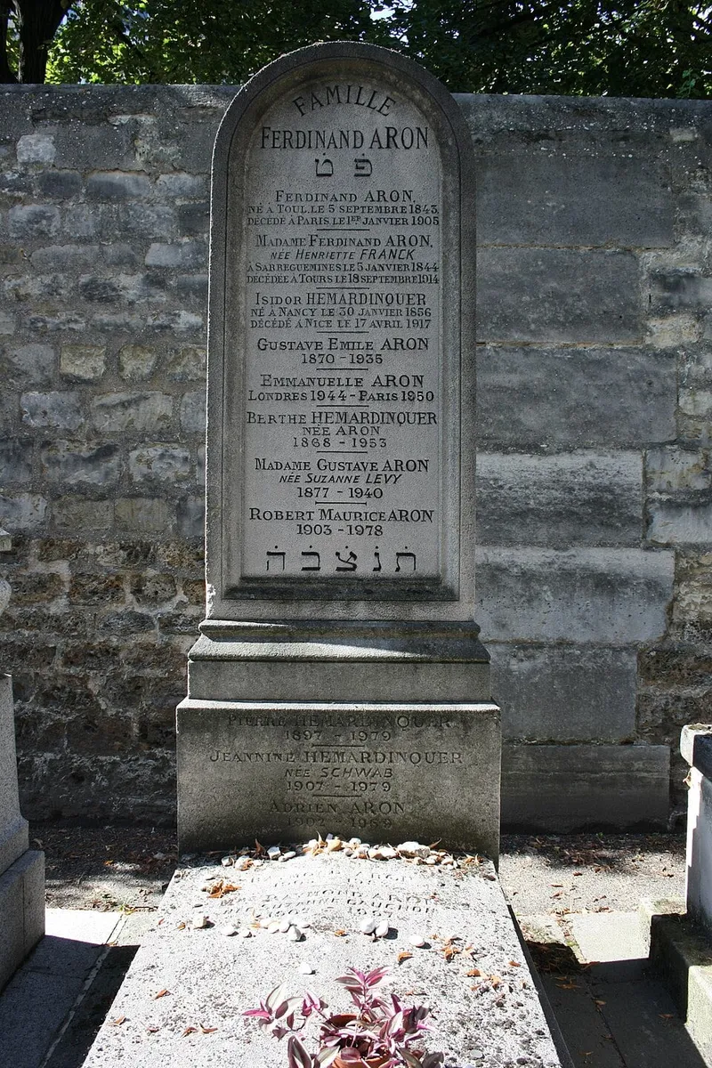Photographie : la tombe de Raymond Aron au cimetière du Montparnasse
