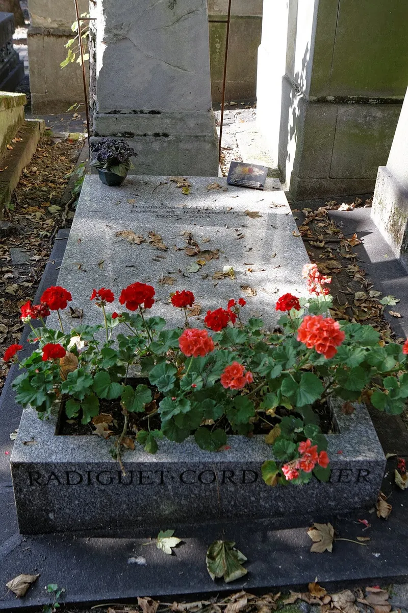 Photographie : la tombe de Raymond Radiguet au cimetière du Père-Lachaise