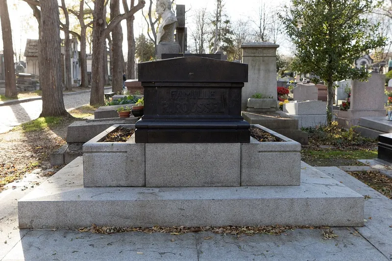 Photographie : la tombe de Raymond Roussel au cimetière du Père-Lachaise