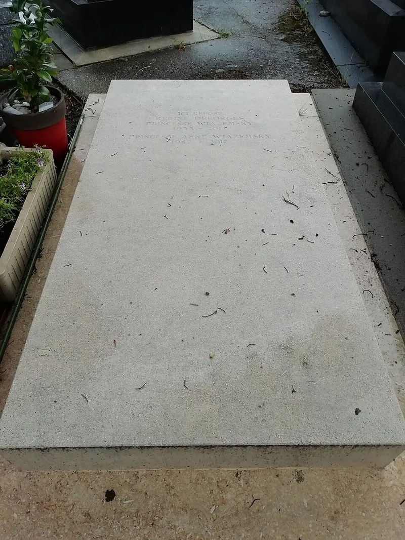 Photographie : la tombe de Régine Deforges au cimetière du Montparnasse