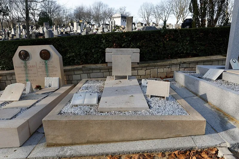 Photographie : tombe de résistants communistes fusillés en mai 1942 au cimetière du Père-Lachaise