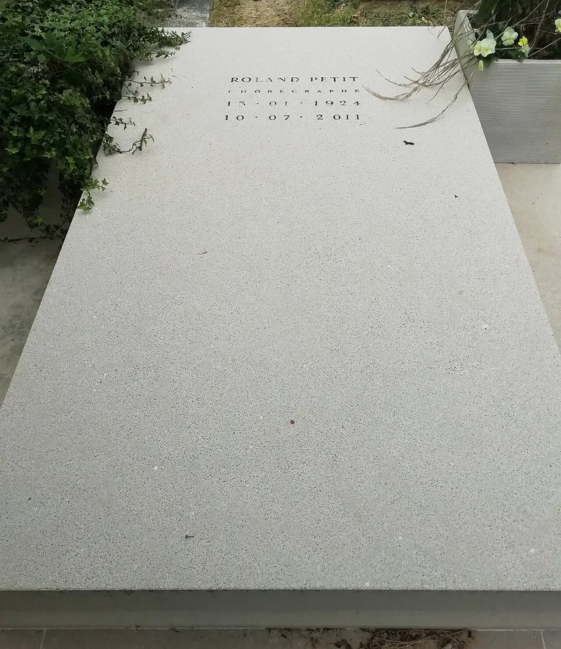 Photographie : la tombe de Roland Petit au cimetière du Montparnasse