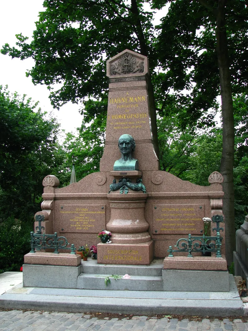 Photographie : la tombe de Samuel Hahnemann au cimetière du Père-Lachaise