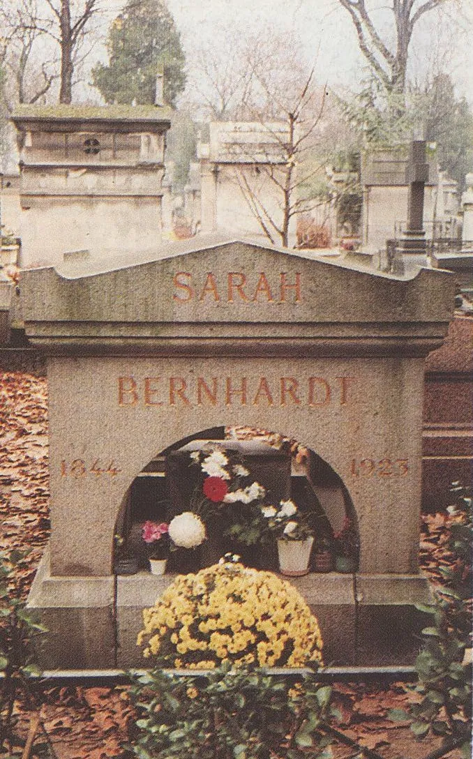 Photographie : la tombe de Sarah Bernhardt au cimetière du Père-Lachaise