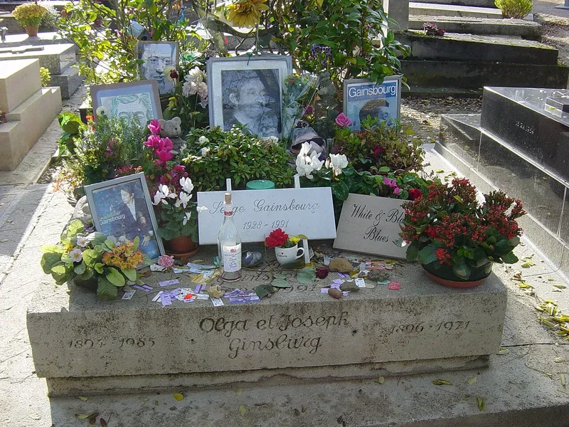 Photographie : la tombe de Serge Gainsbourg au cimetière du Montparnasse