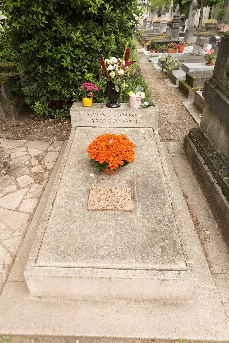 Photographie : la tombe de Simone Signoret et Yves Montand au cimetière du Père-Lachaise