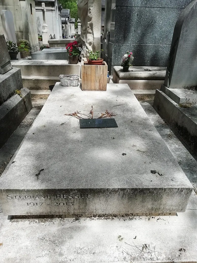 Photographie : la tombe de Stéphane Hessel au cimetière du Montparnasse