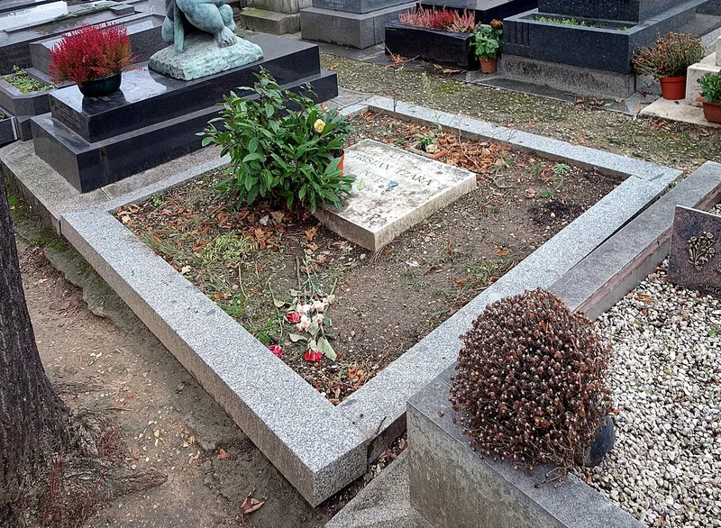 Photographie : la tombe de Tristan Tzara au cimetière du Montparnasse