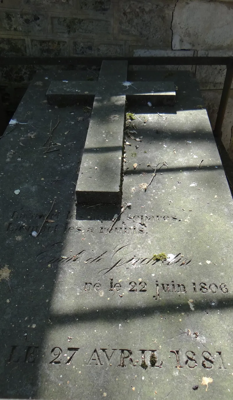 Photographie : la dalle de la tombe d'Émile de Girardin, gravée de ses dates