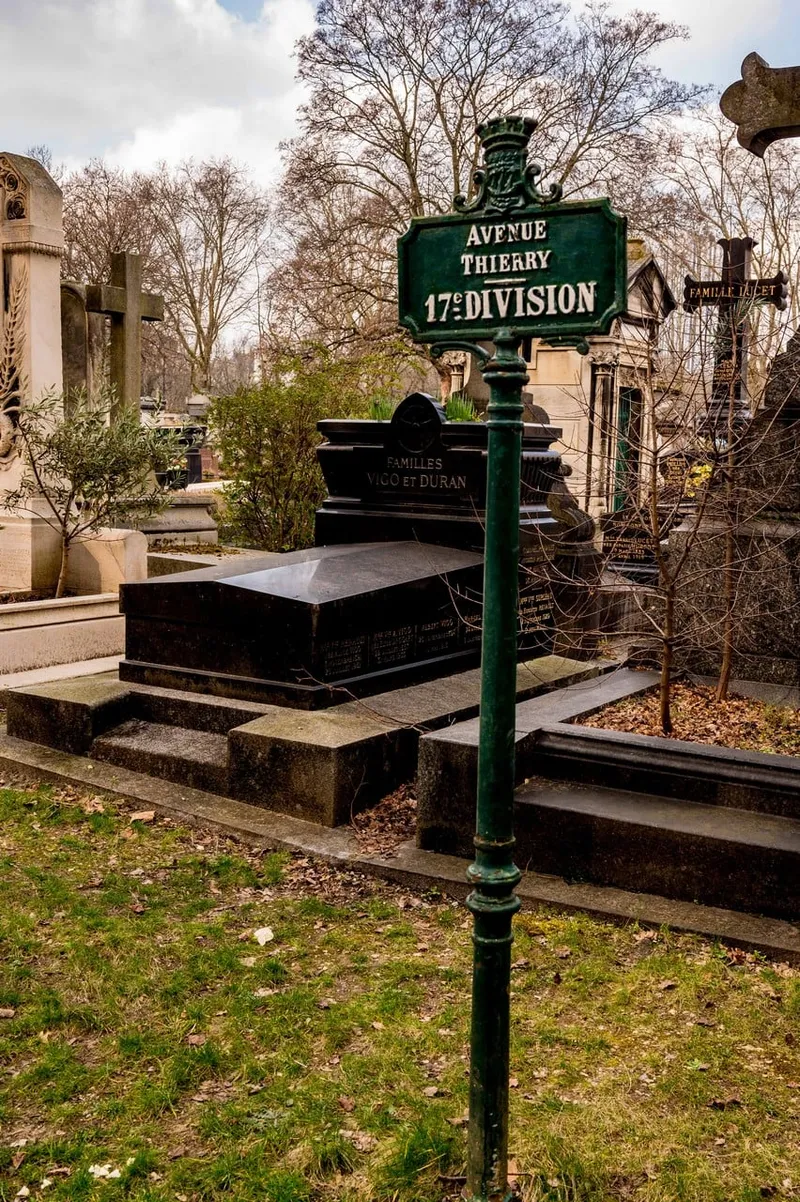 Photographie : la plaque de la 17e division du cimetière du Montparnasse